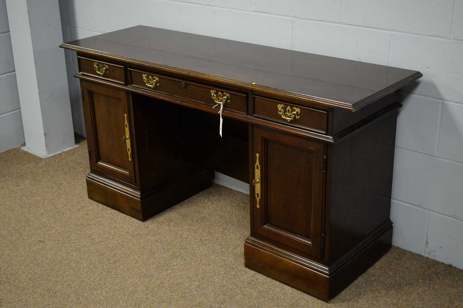 Sligh of Michigan: a modern mahogany pedestal kneehole desk. - Image 2 of 5