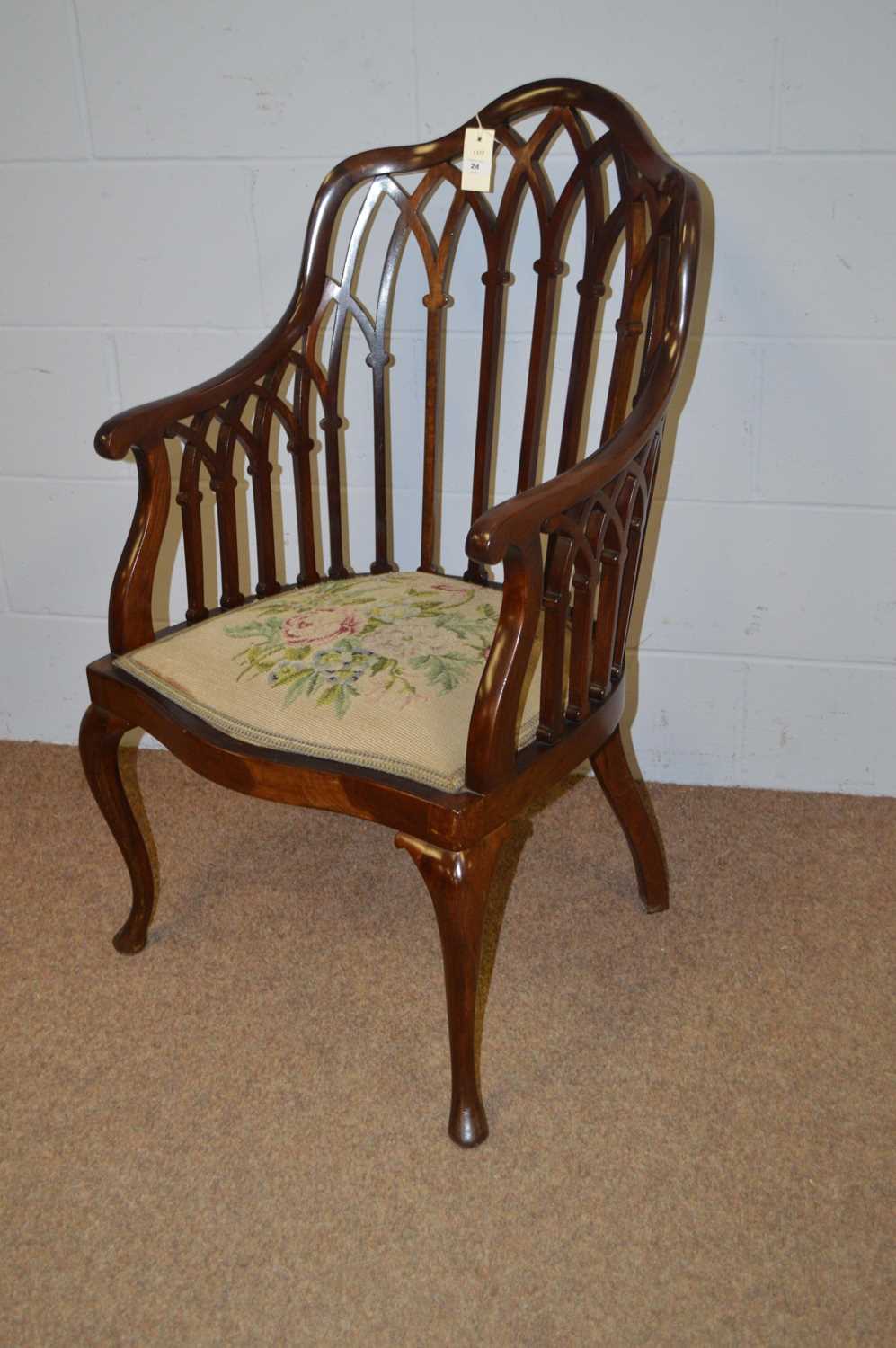 An Edwardian mahogany armchair. - Bild 2 aus 3