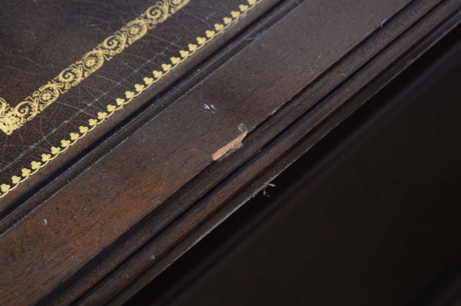 Sligh of Michigan: a reproduction Victorian style mahogany kneehole pedestal writing desk - Bild 5 aus 5