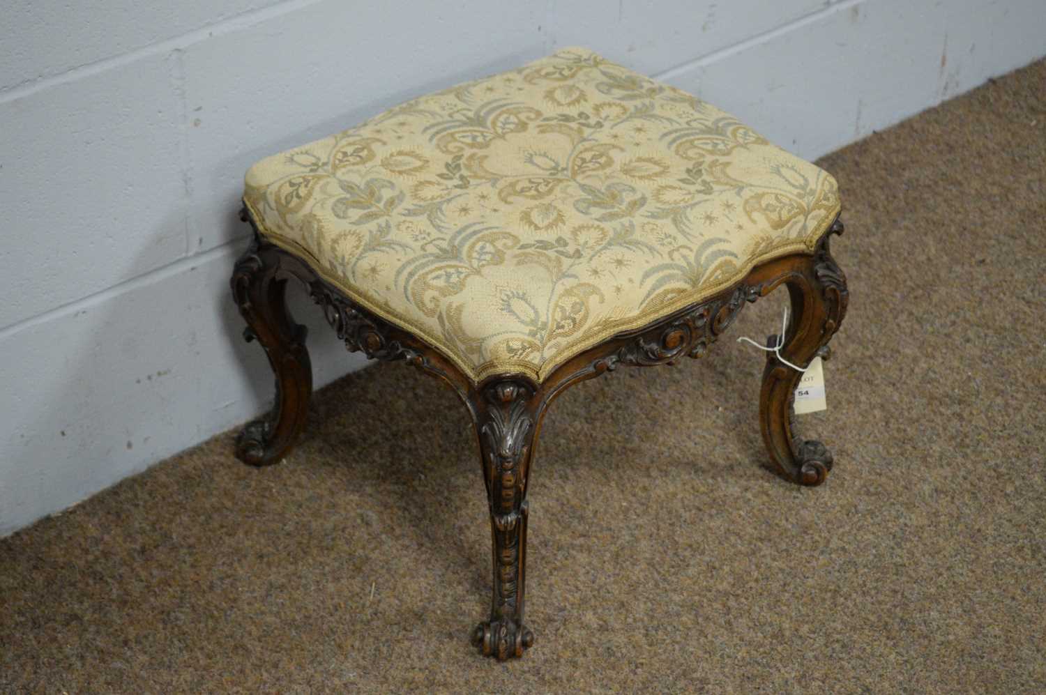 An ornate Victorian carved walnut footstool - Bild 2 aus 4