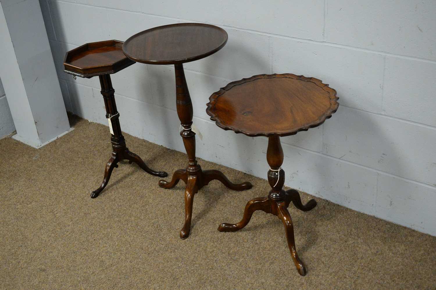 Three assorted Georgian style mahogany tripod wine tables. - Bild 2 aus 4