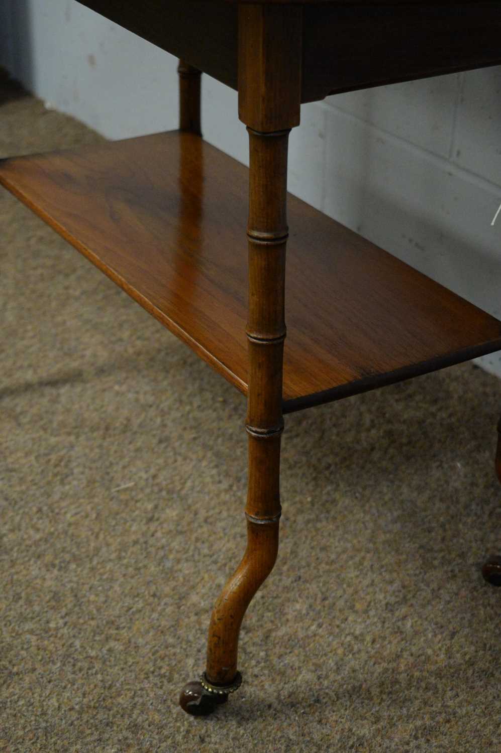 An unusual Victorian mahogany drop leaf drinks table. - Bild 4 aus 4