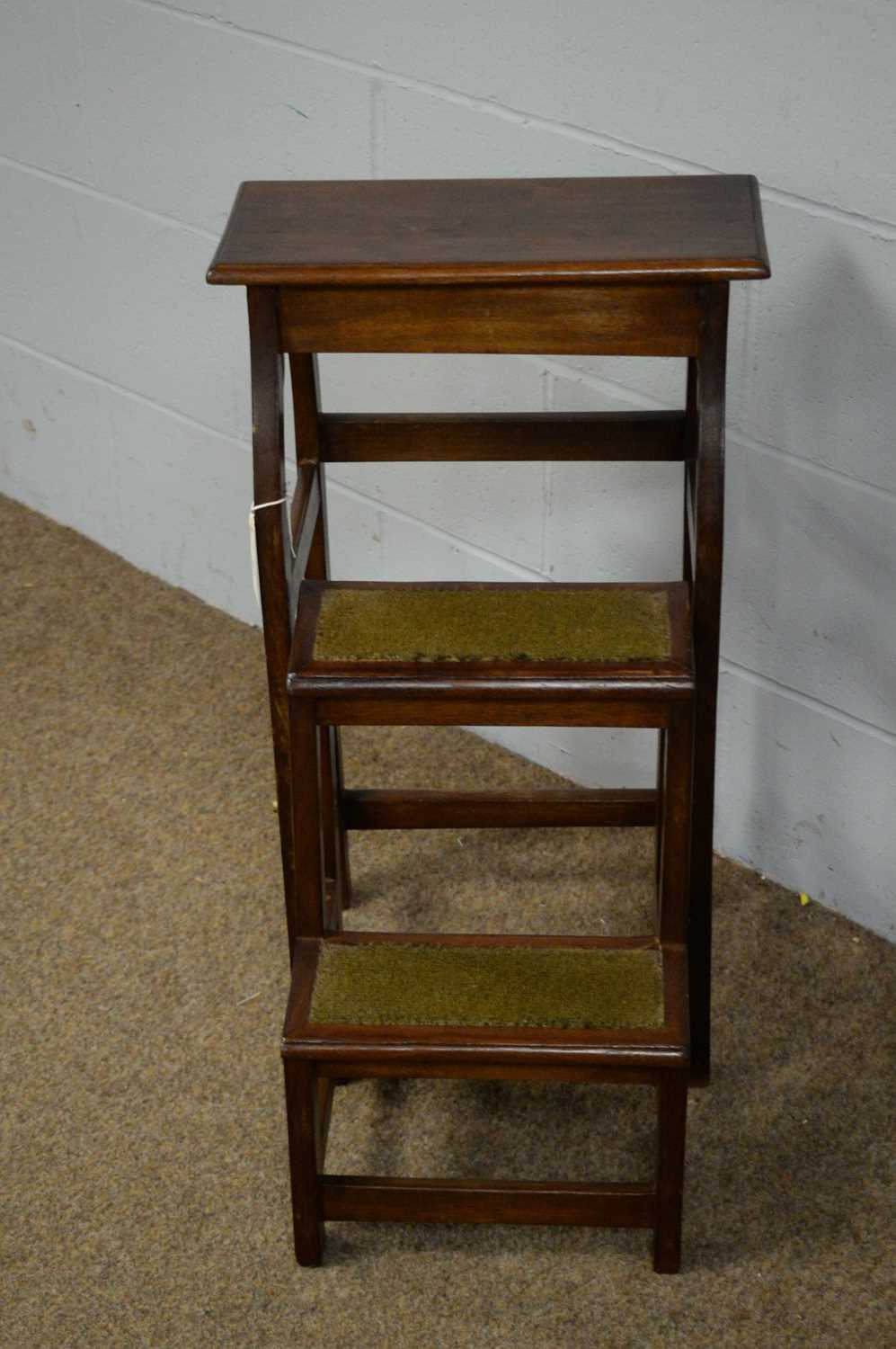 A set of mahogany folding library steps. - Bild 2 aus 3