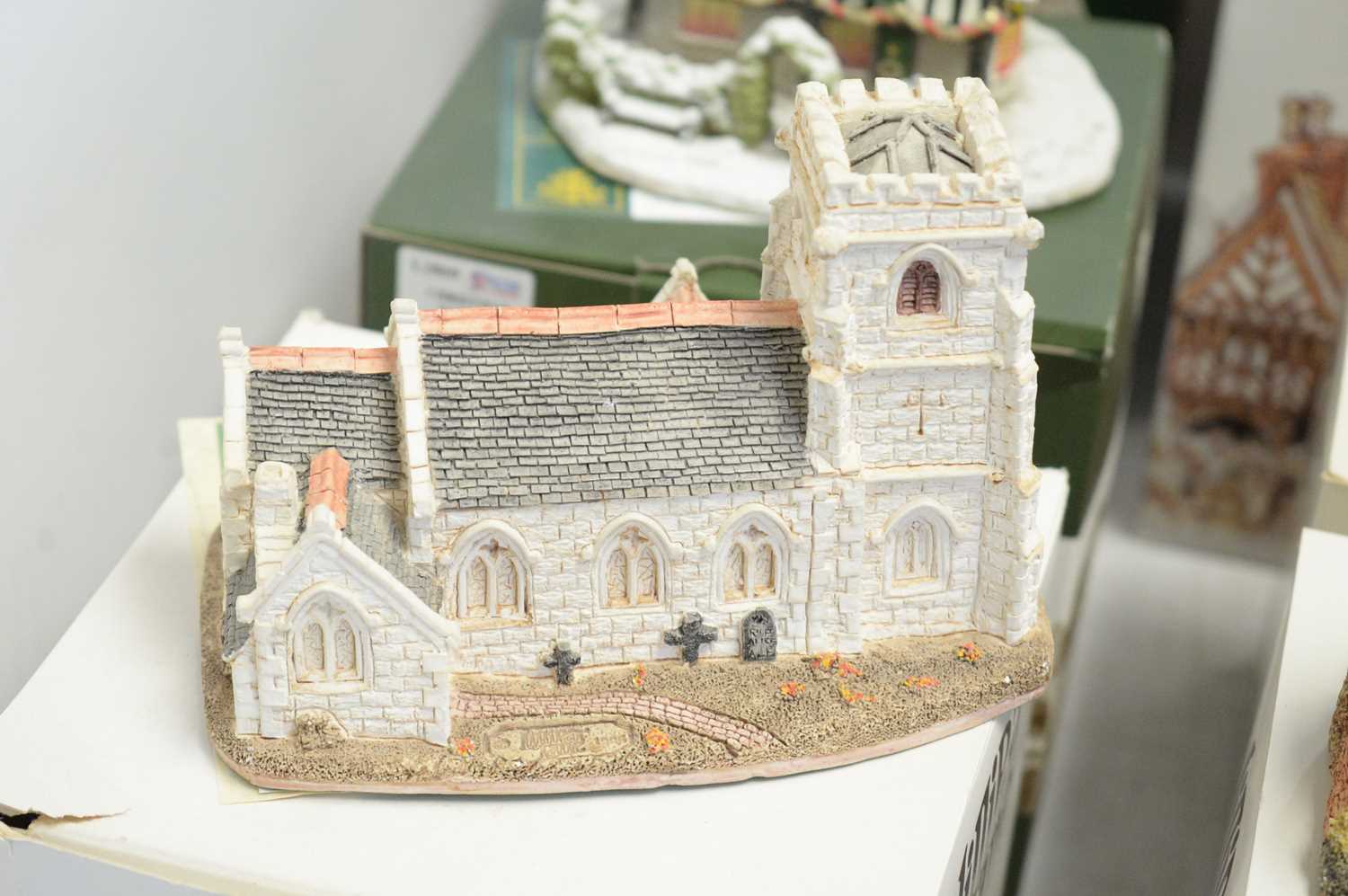 A collection of Lilliput Lane collectible architectural sculptures. - Image 4 of 4