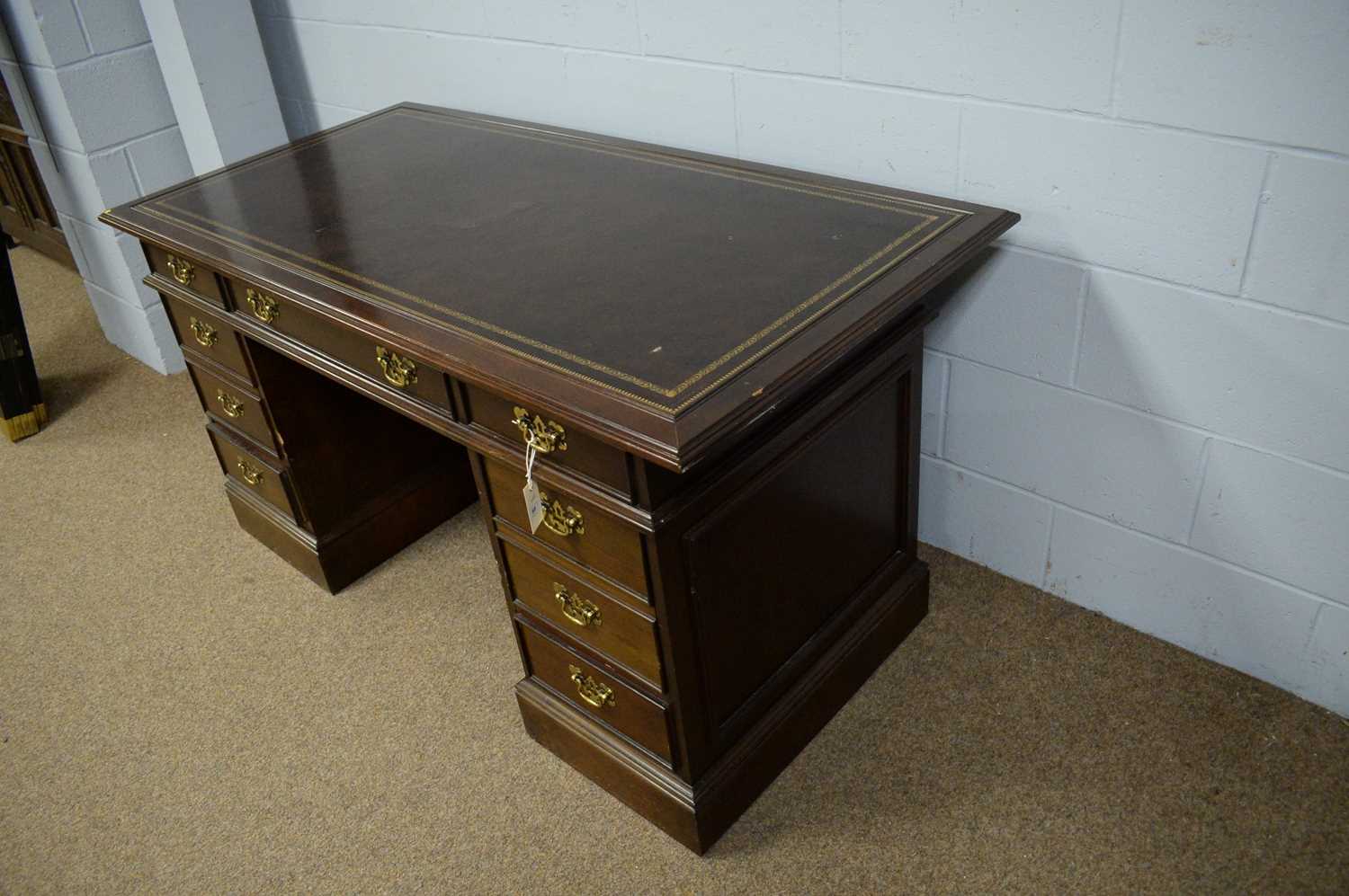 Sligh of Michigan: a reproduction Victorian style mahogany kneehole pedestal writing desk - Image 2 of 5