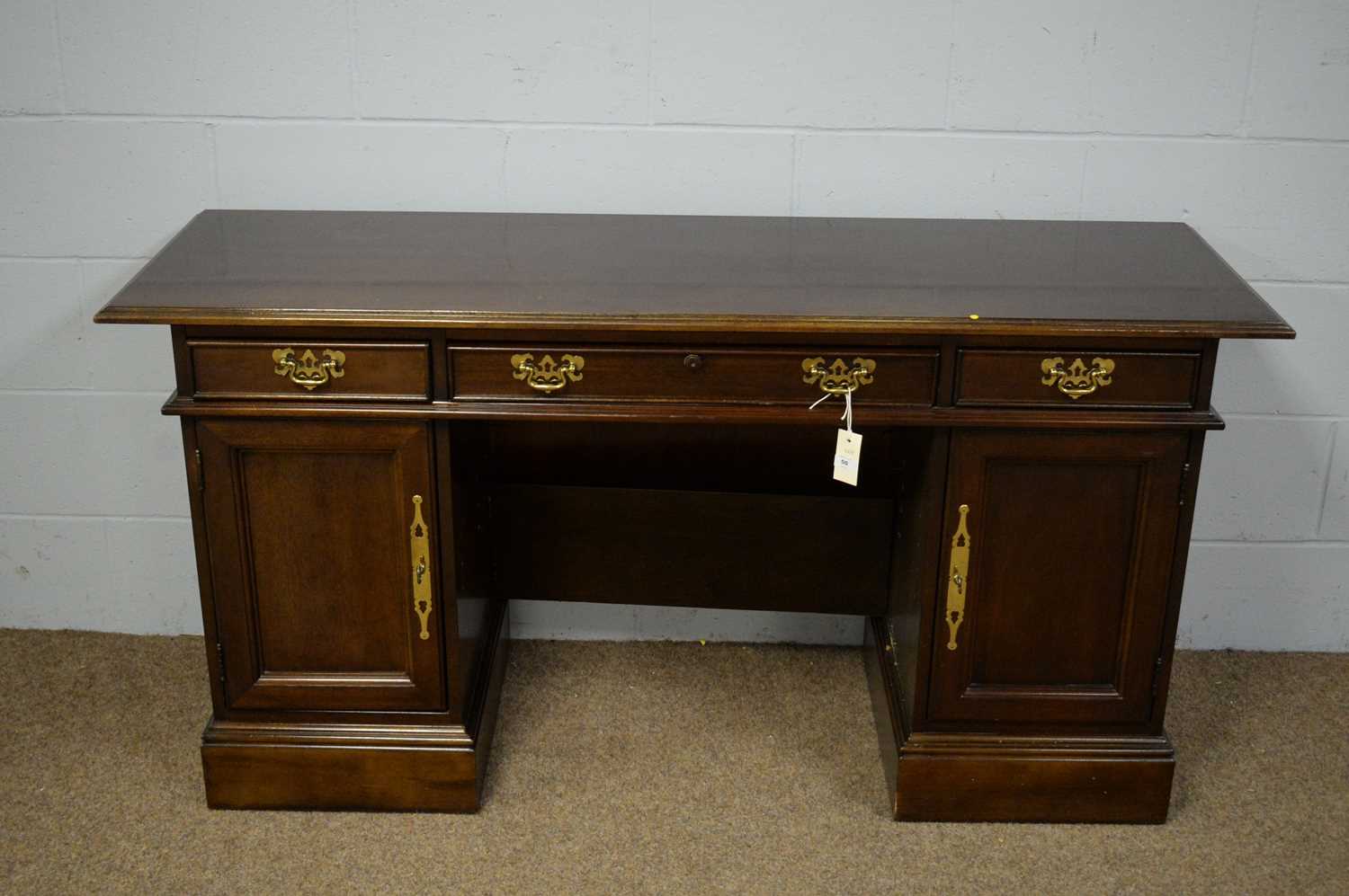 Sligh of Michigan: a modern mahogany pedestal kneehole desk.