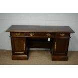 Sligh of Michigan: a modern mahogany pedestal kneehole desk.