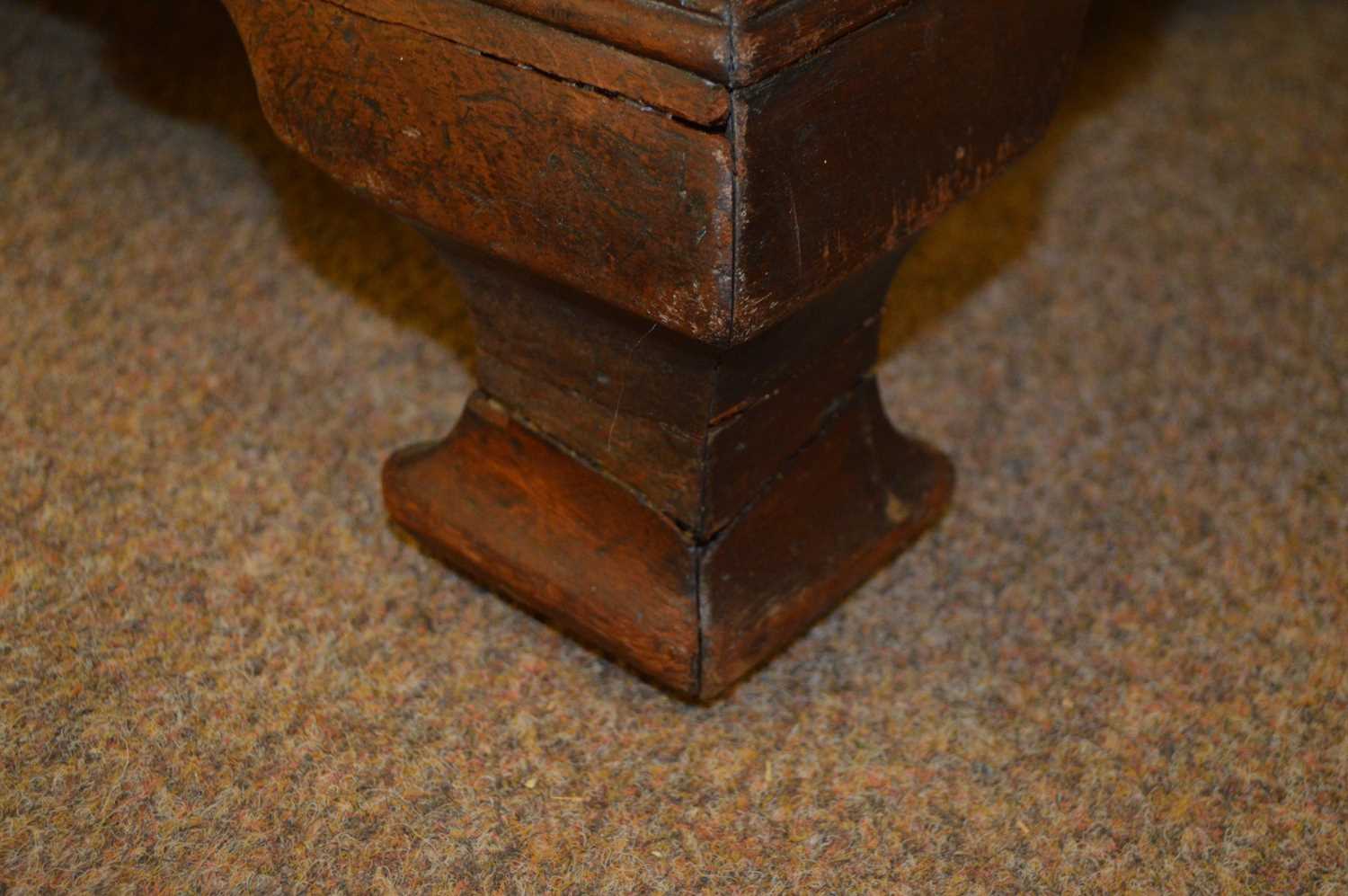 A Georgian inlaid mahogany chest of drawers. - Image 5 of 7