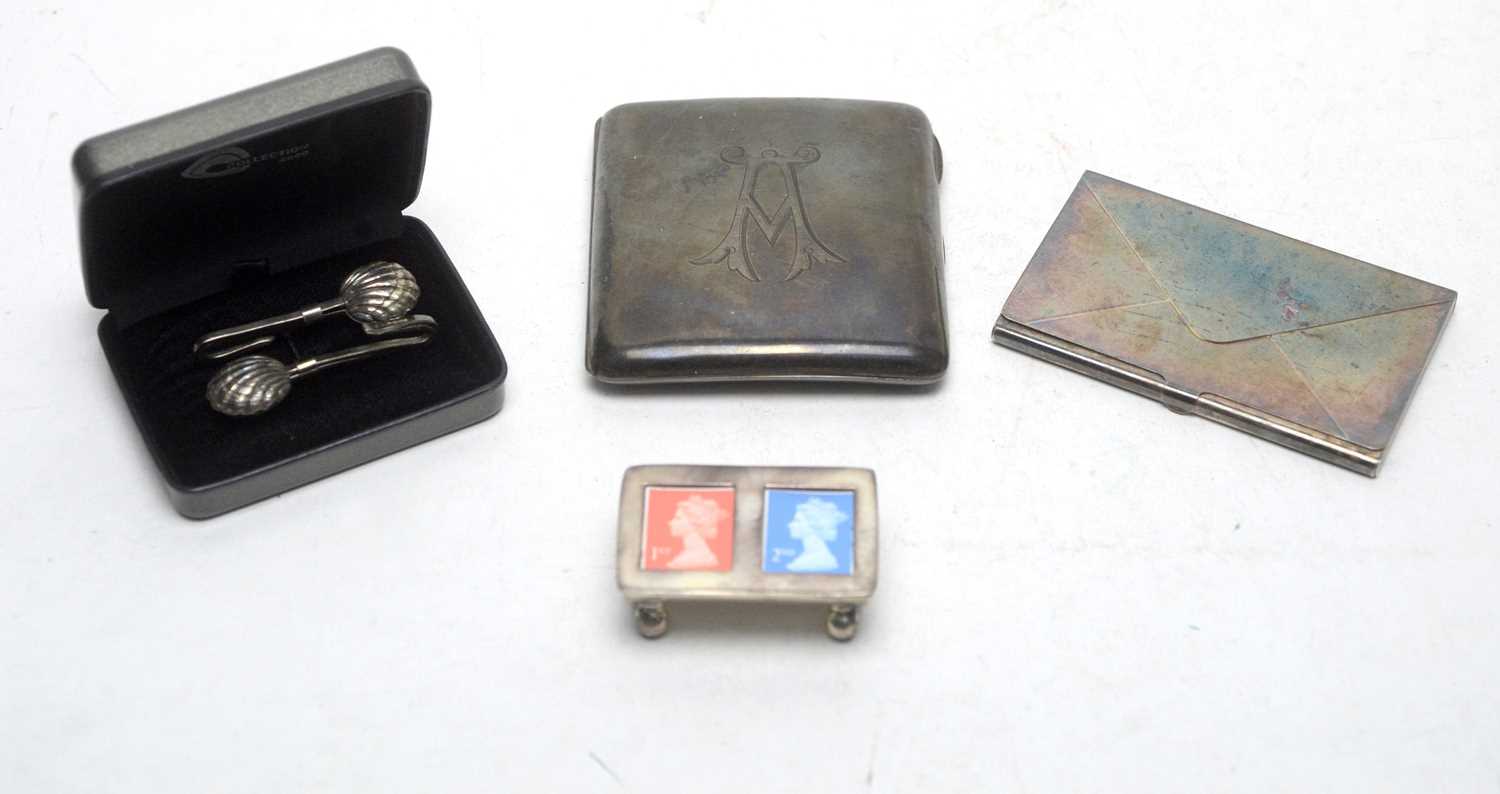 A selection of small silver items