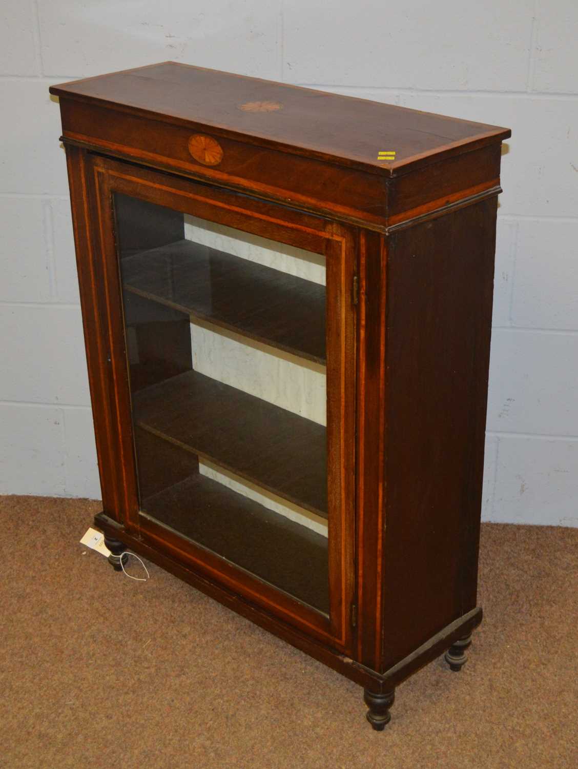 An Edwardian inlaid mahogany bookcase. - Bild 2 aus 4