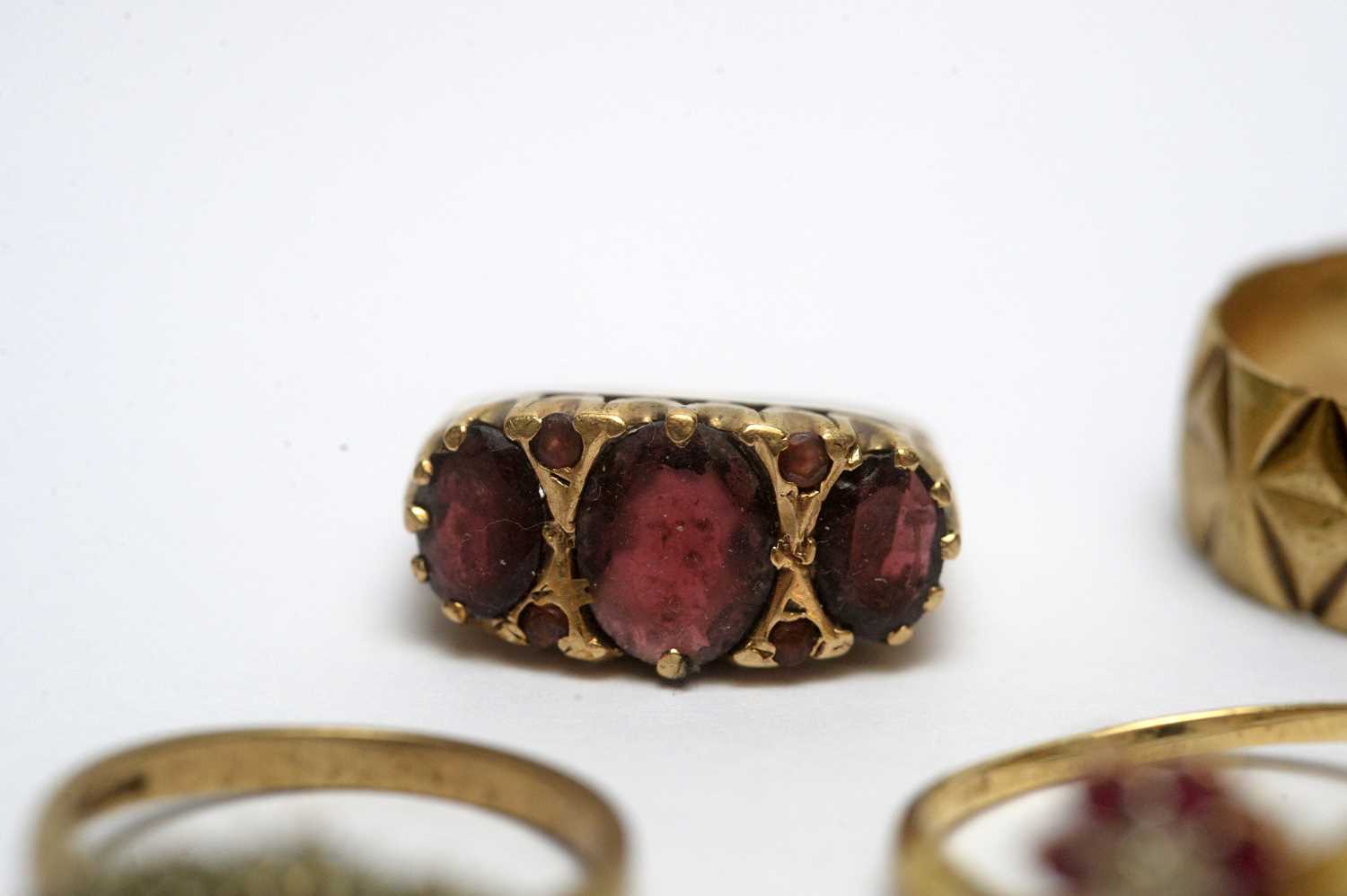 A selection of gold and gem-set rings - Image 2 of 6