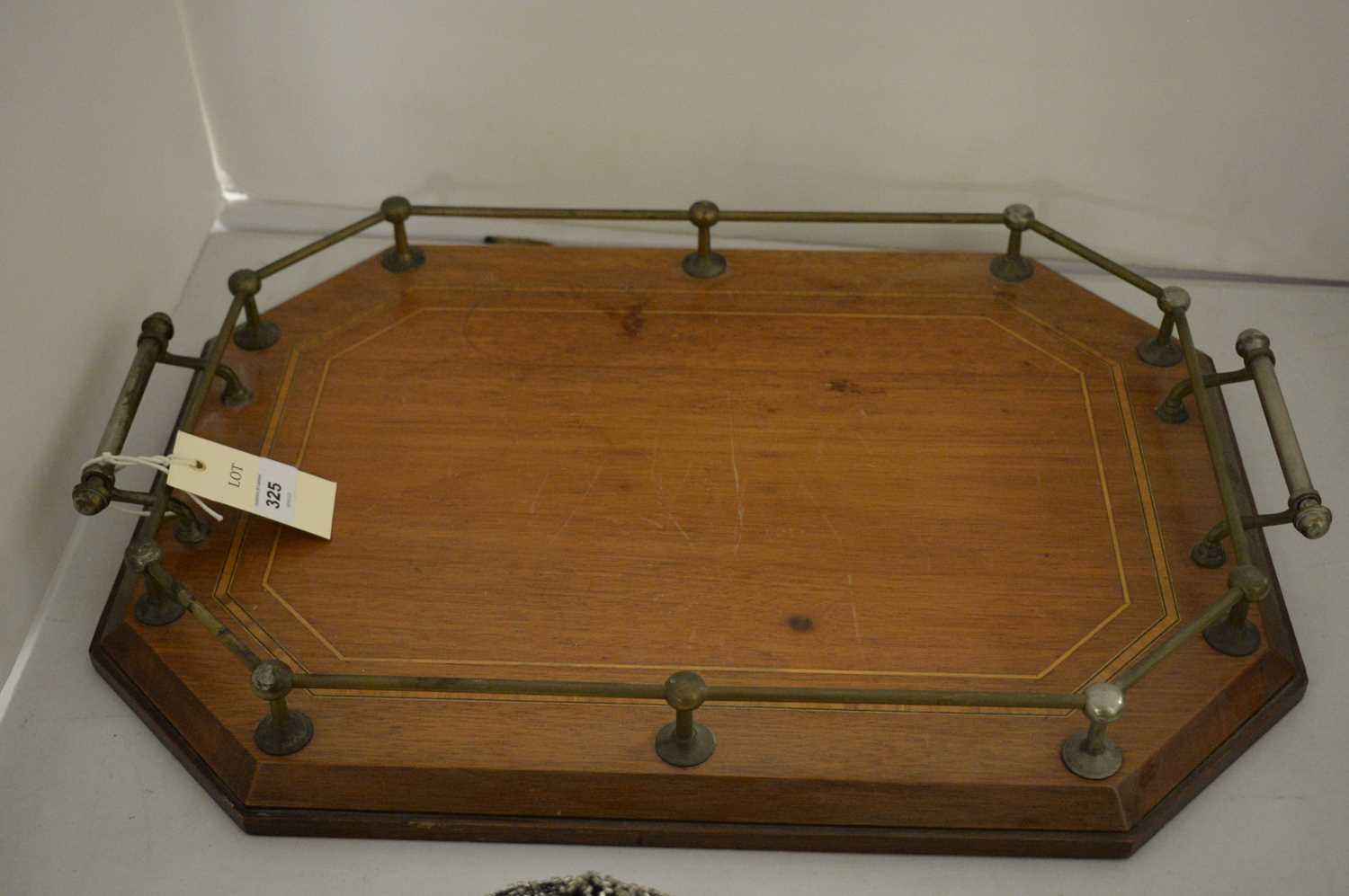 Edwardian tea tray; carved wood trinket box; and a stationery box. - Bild 2 aus 5