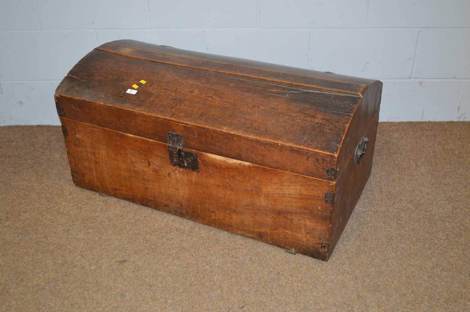 A 19th Century dome topped oak travel trunk. - Bild 3 aus 6