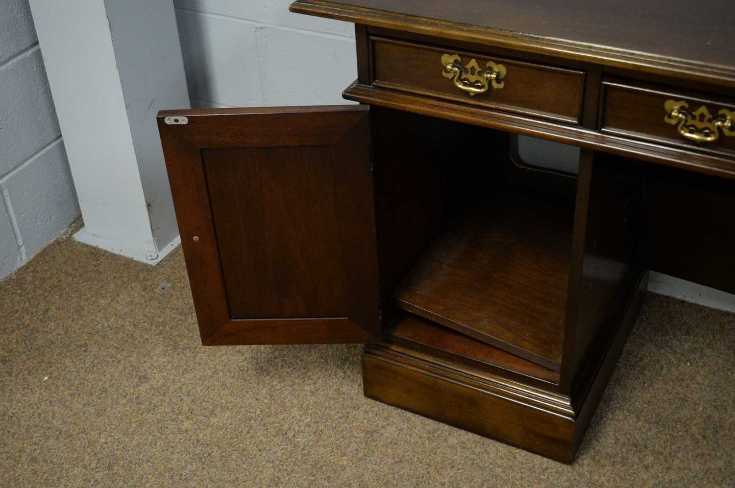 Sligh of Michigan: a modern mahogany pedestal kneehole desk. - Image 5 of 5