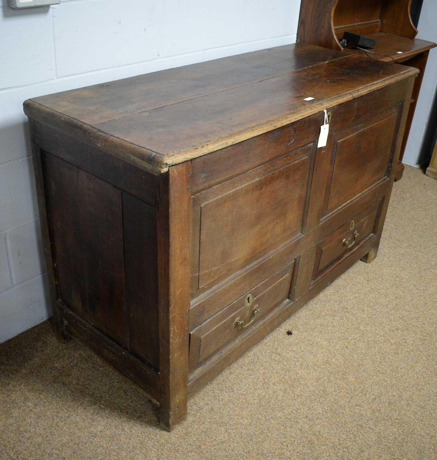 An 18th Century oak mule chest. - Image 2 of 4