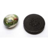An early 19th century pressed horn circular snuff box and a darning egg