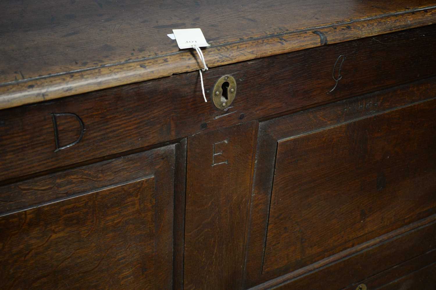 An 18th Century oak mule chest. - Image 3 of 4