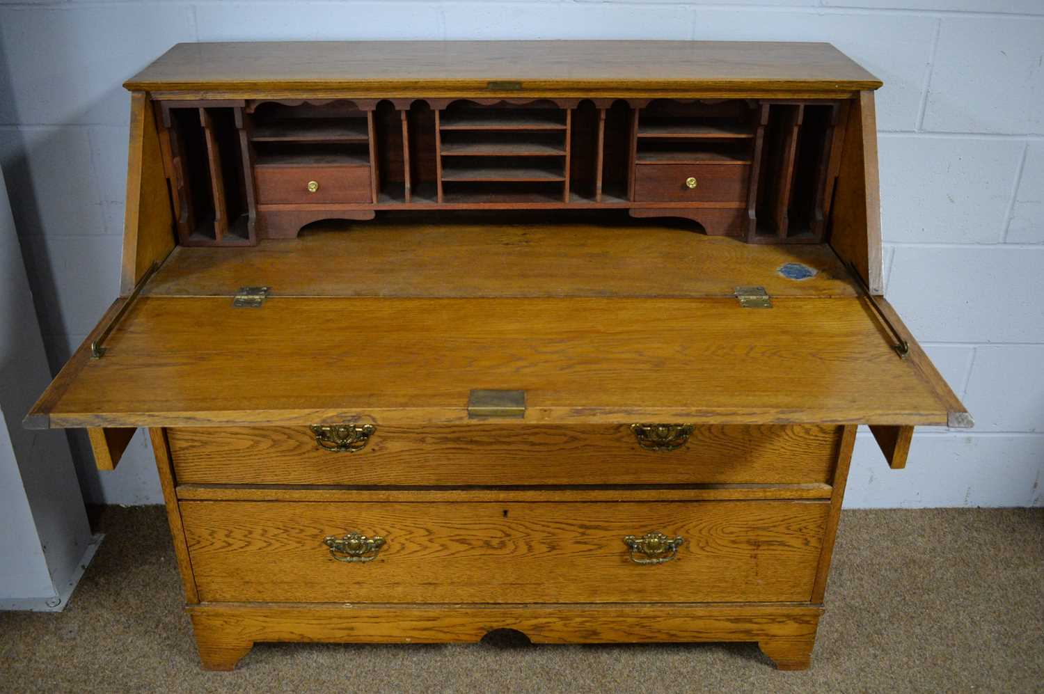 An early 20th Century oak bureau. - Image 4 of 4