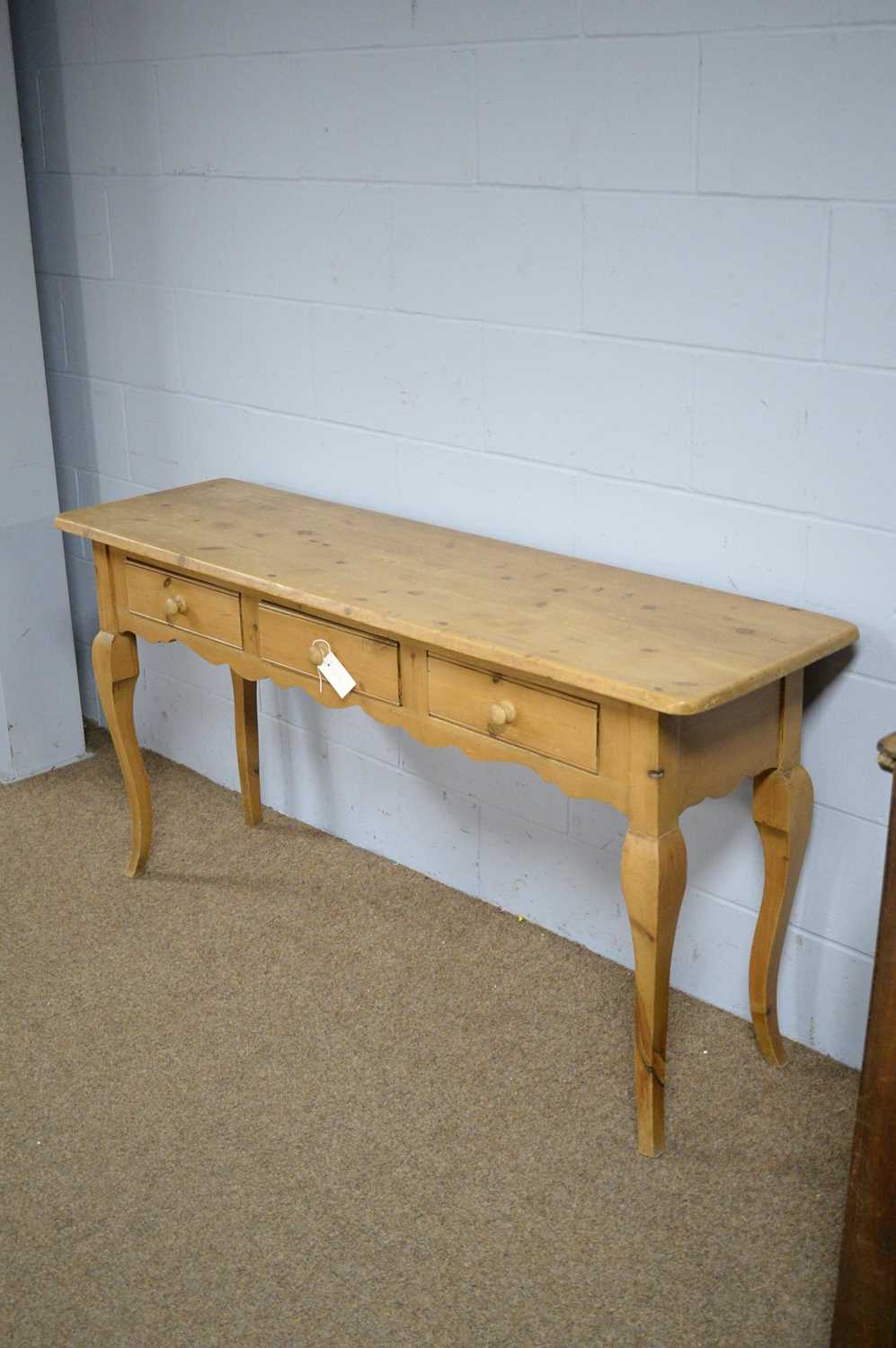 A French-style pine side/hall table. - Image 2 of 3