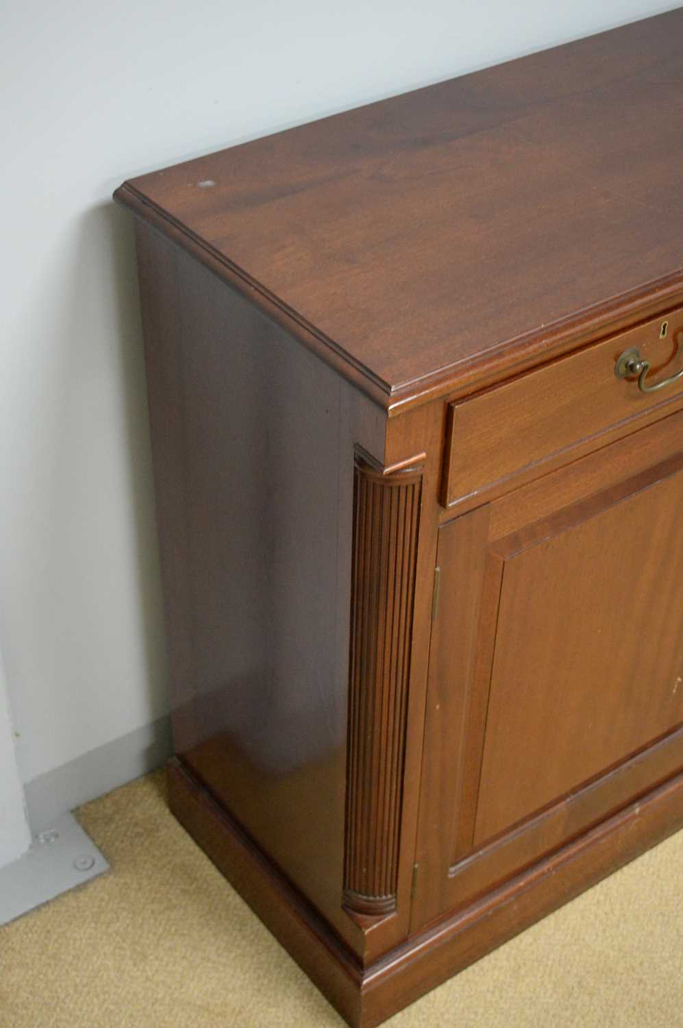 A Georgian-style side cabinet. - Image 2 of 4