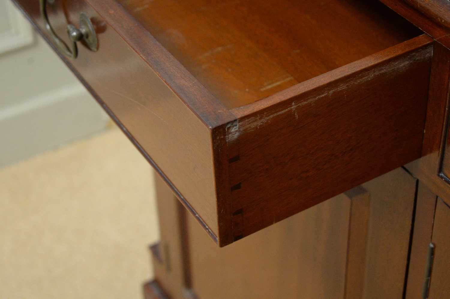 A Georgian-style side cabinet. - Image 3 of 4