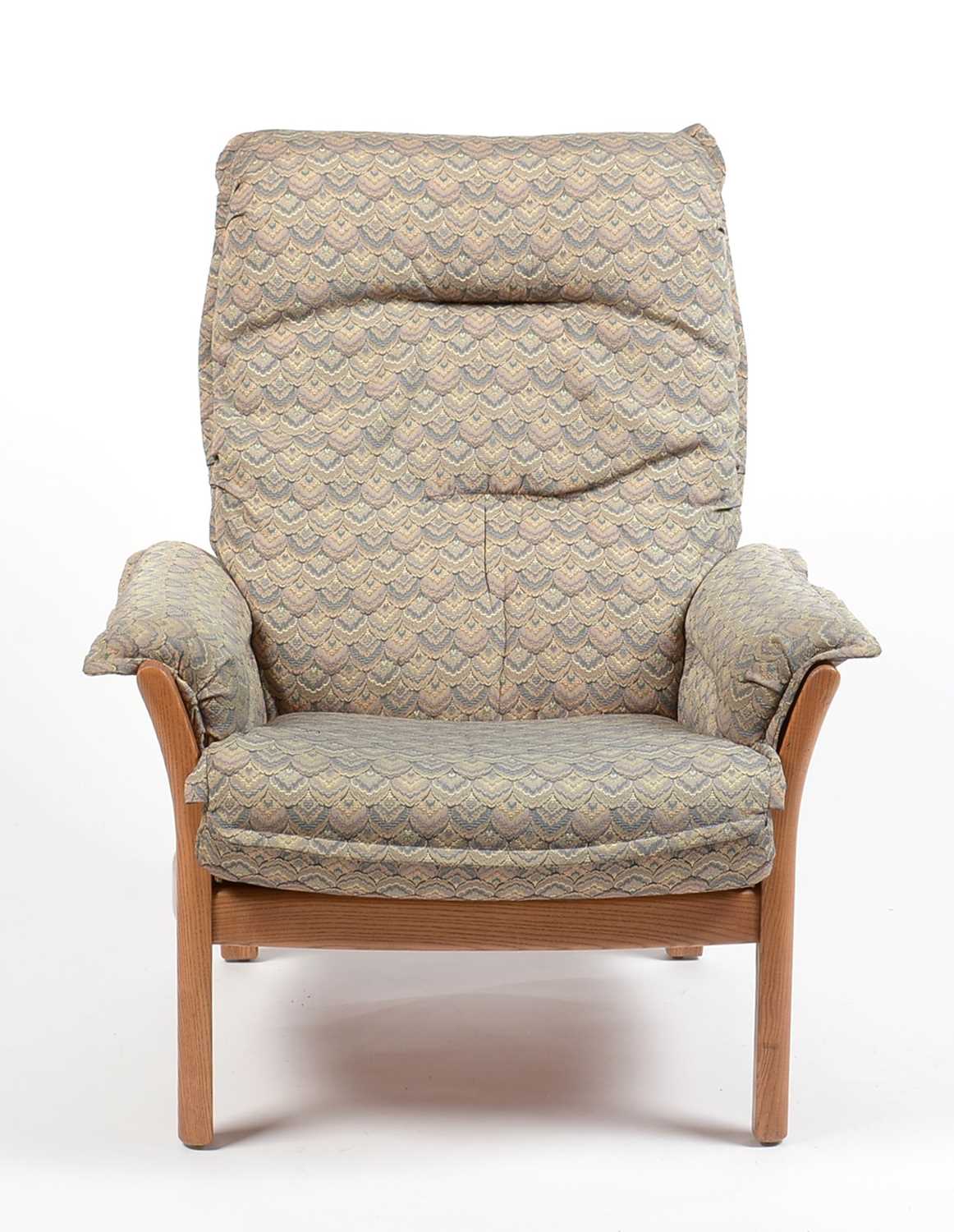 Ercol: an elm ‘Saville’ three-piece suite. - Image 4 of 5