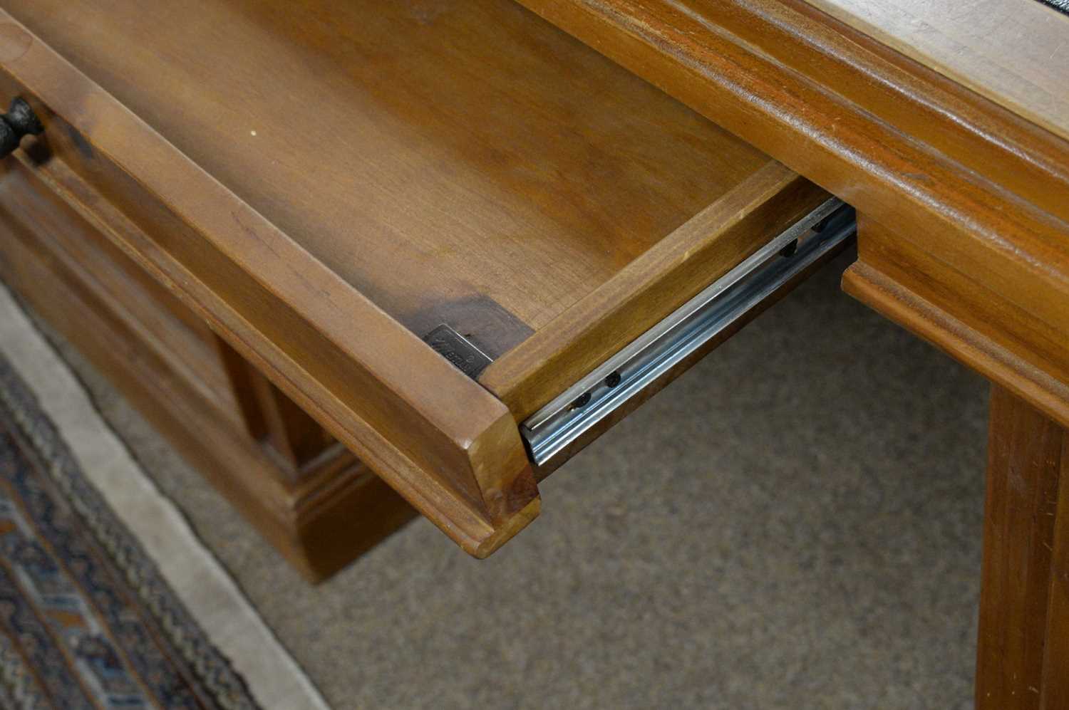 A modern stained pine pedestal desk - Image 5 of 5