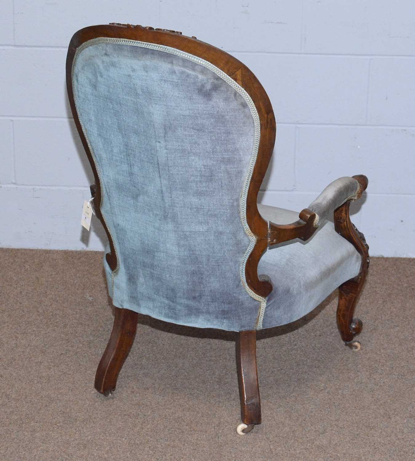 A Victorian carved walnut and button-back easy chair. - Image 3 of 5