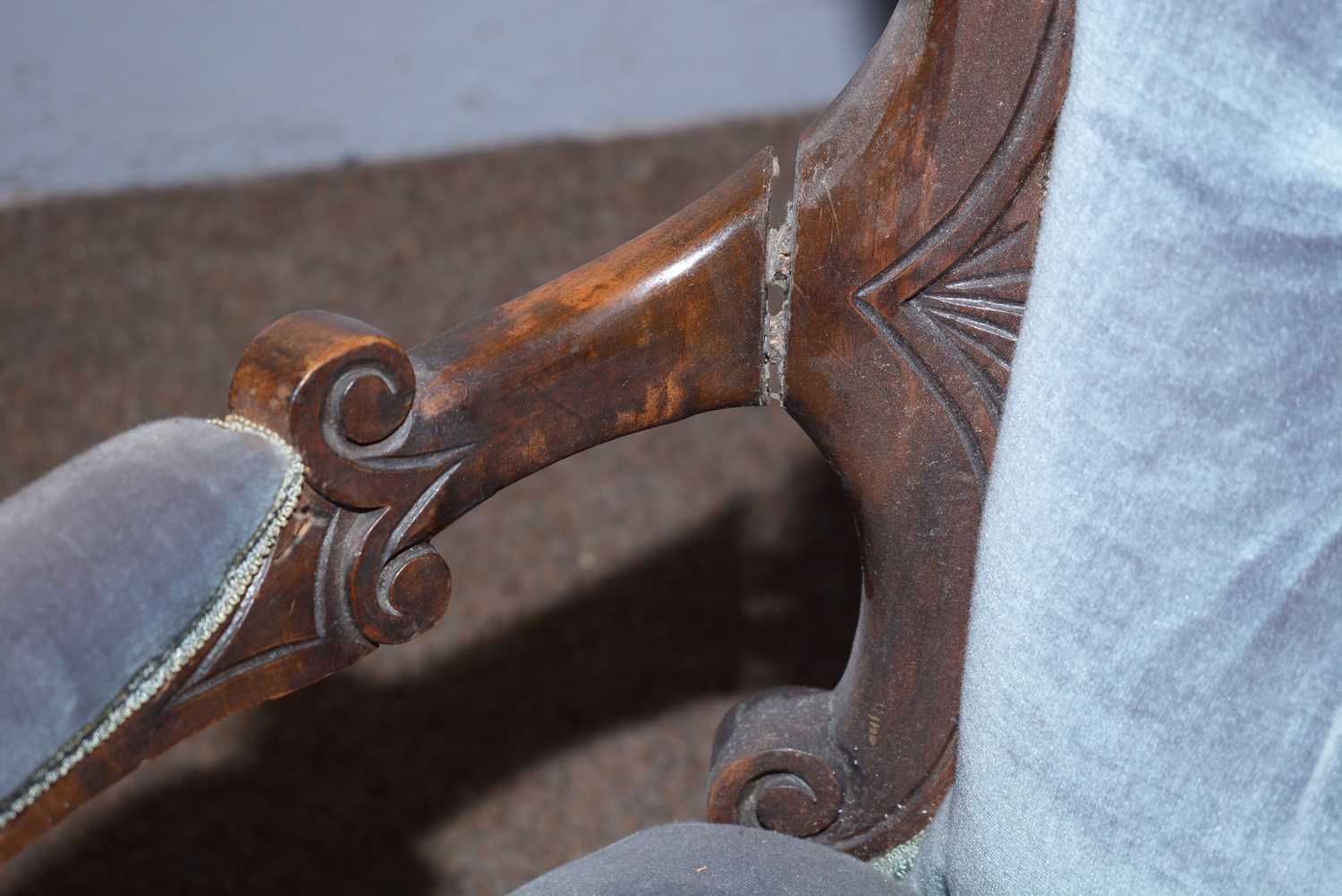 A Victorian carved walnut and button-back easy chair. - Image 4 of 5