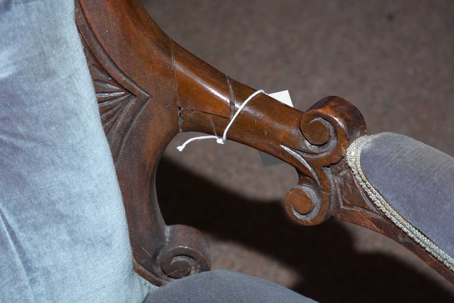 A Victorian carved walnut and button-back easy chair. - Image 5 of 5