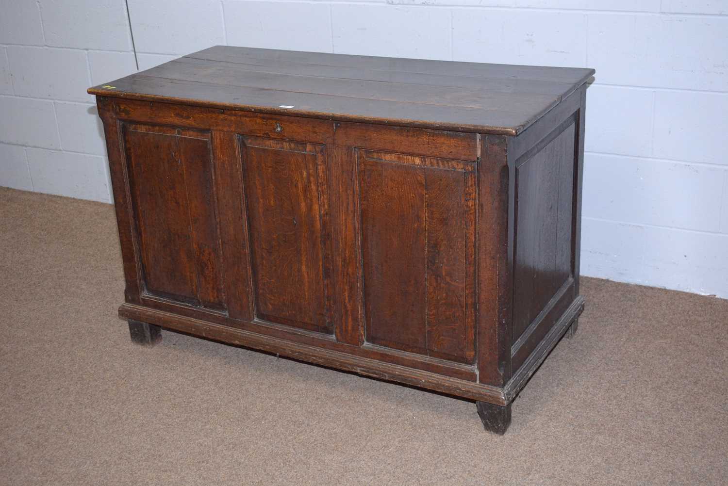 An 18th Century oak blanket chest. - Image 5 of 6