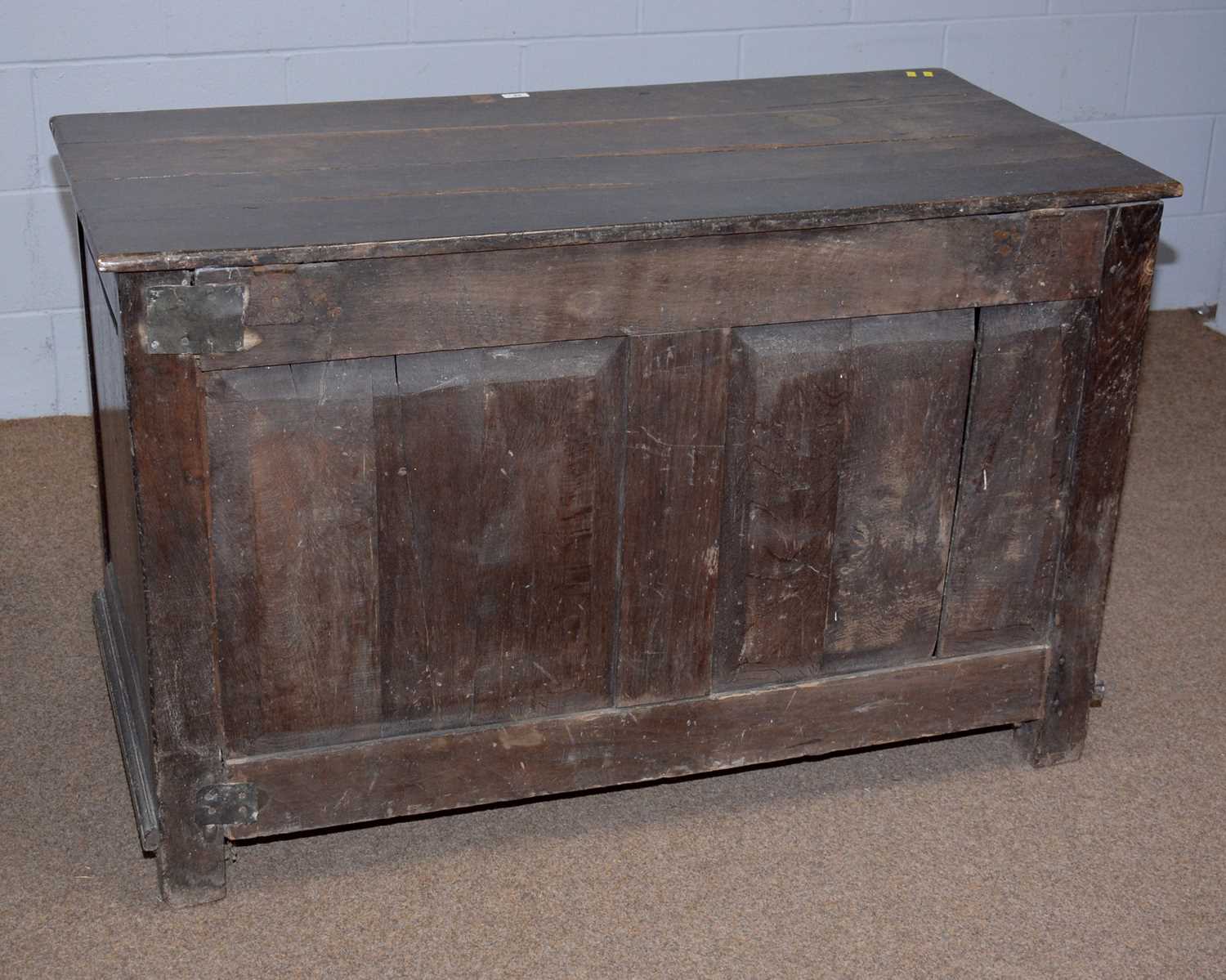 An 18th Century oak blanket chest. - Image 3 of 6