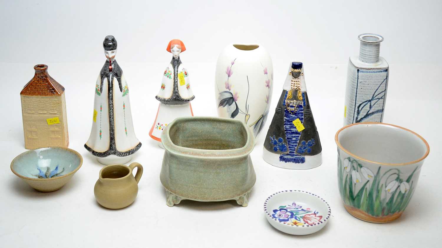 A selection of studio pottery and ceramics. - Image 3 of 8