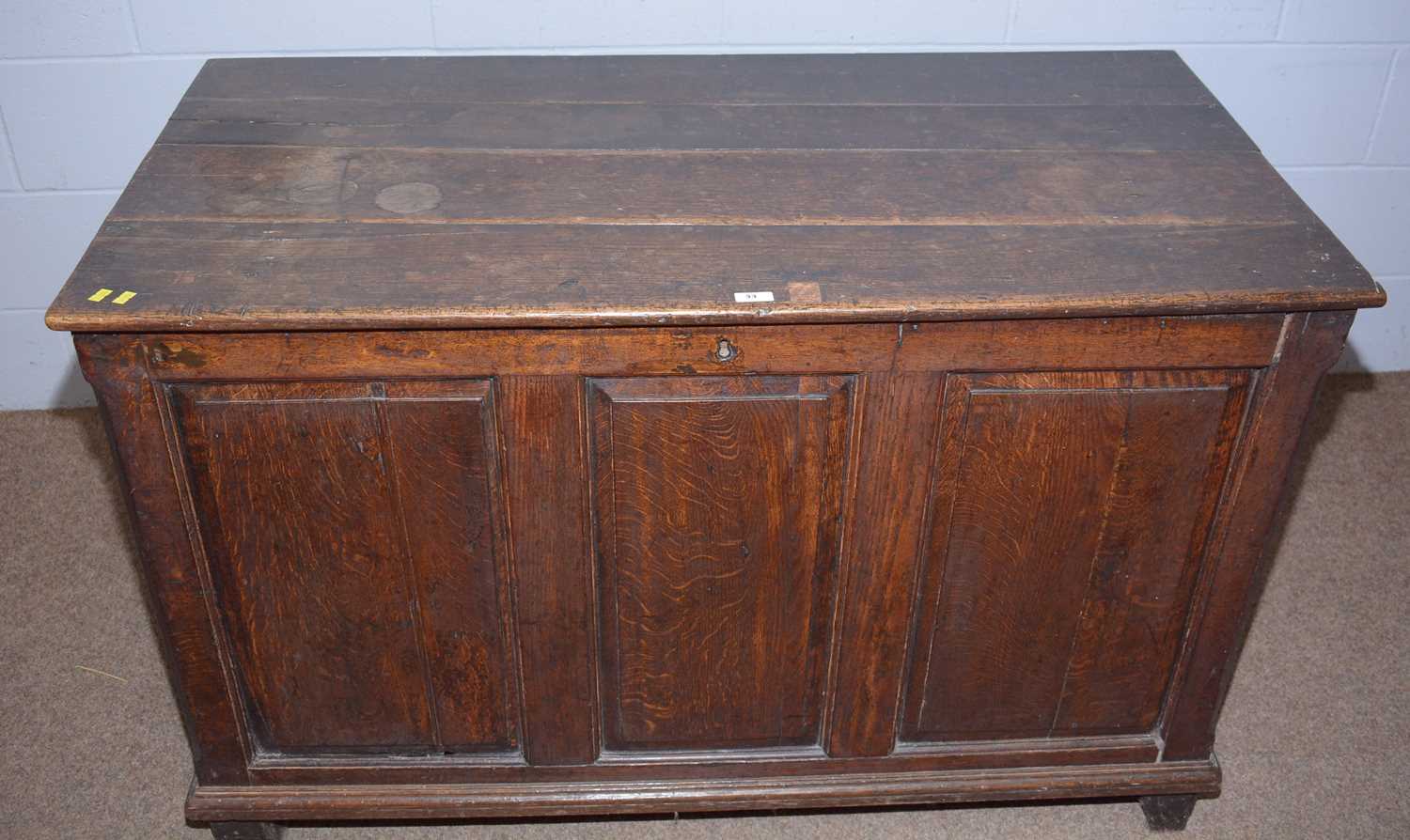 An 18th Century oak blanket chest. - Image 4 of 6