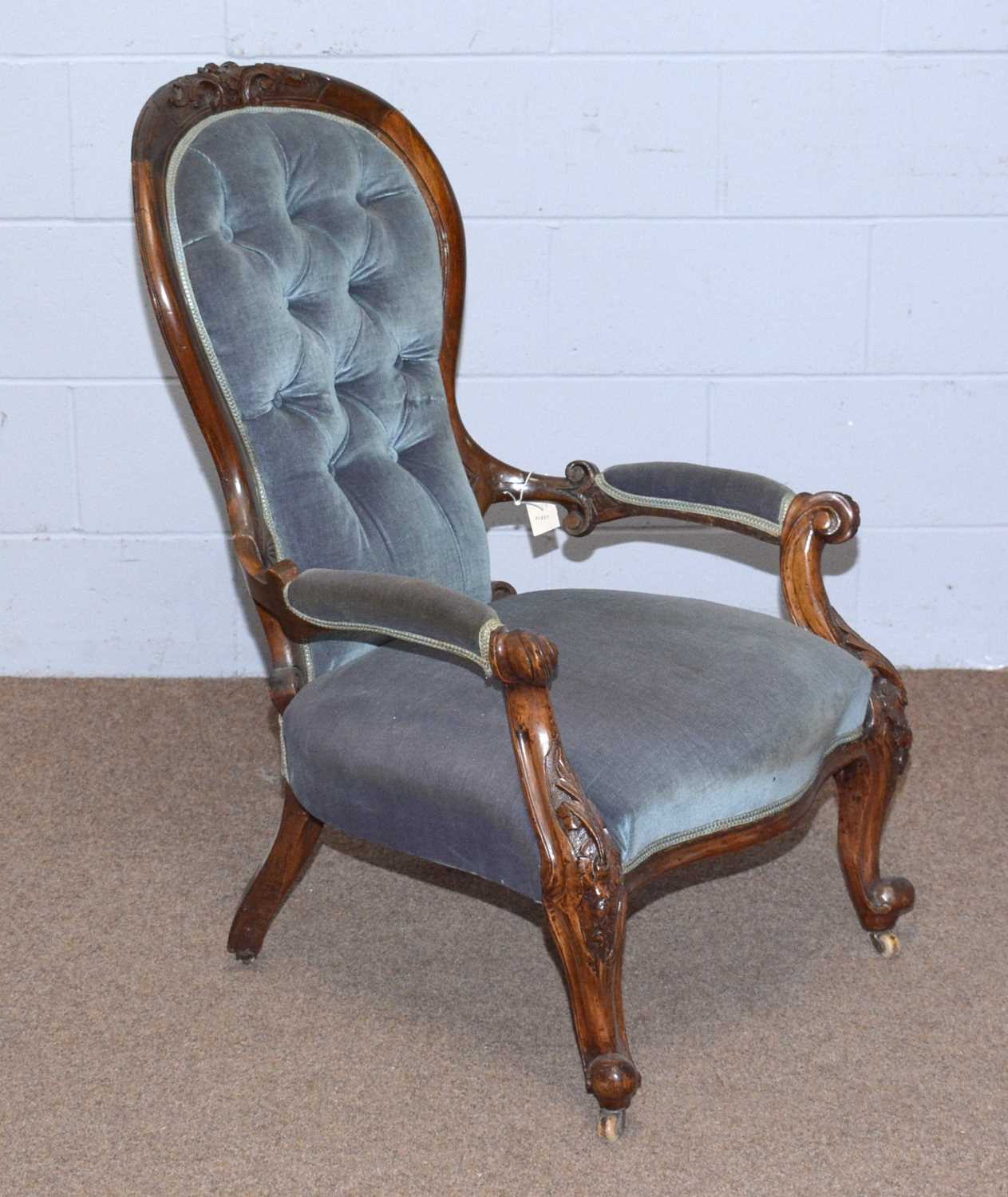 A Victorian carved walnut and button-back easy chair. - Image 2 of 5