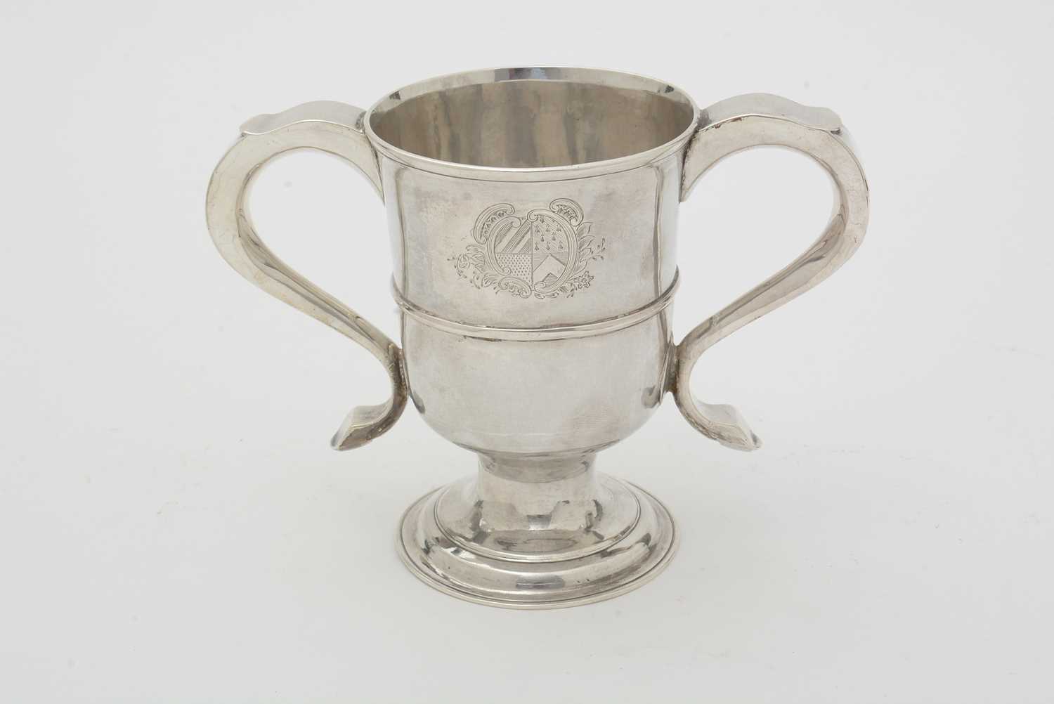 A George III silver two-handled loving cup, by Langlands & Robertson - Image 2 of 4