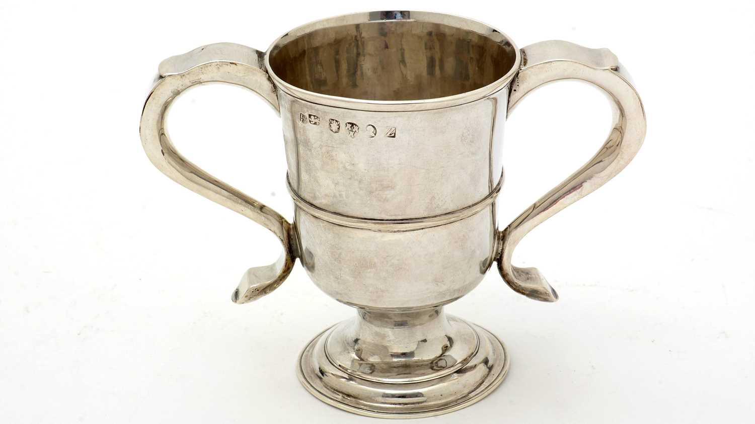 A George III silver two-handled loving cup, by Langlands & Robertson