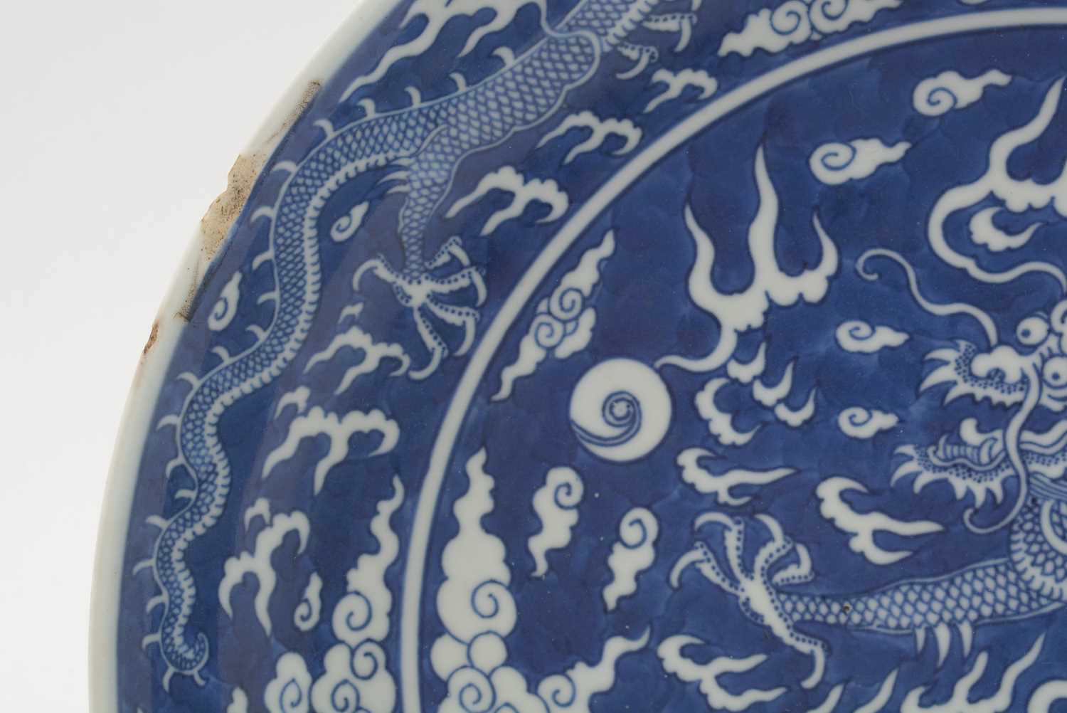 Chinese blue and white dragon dish - Image 5 of 26