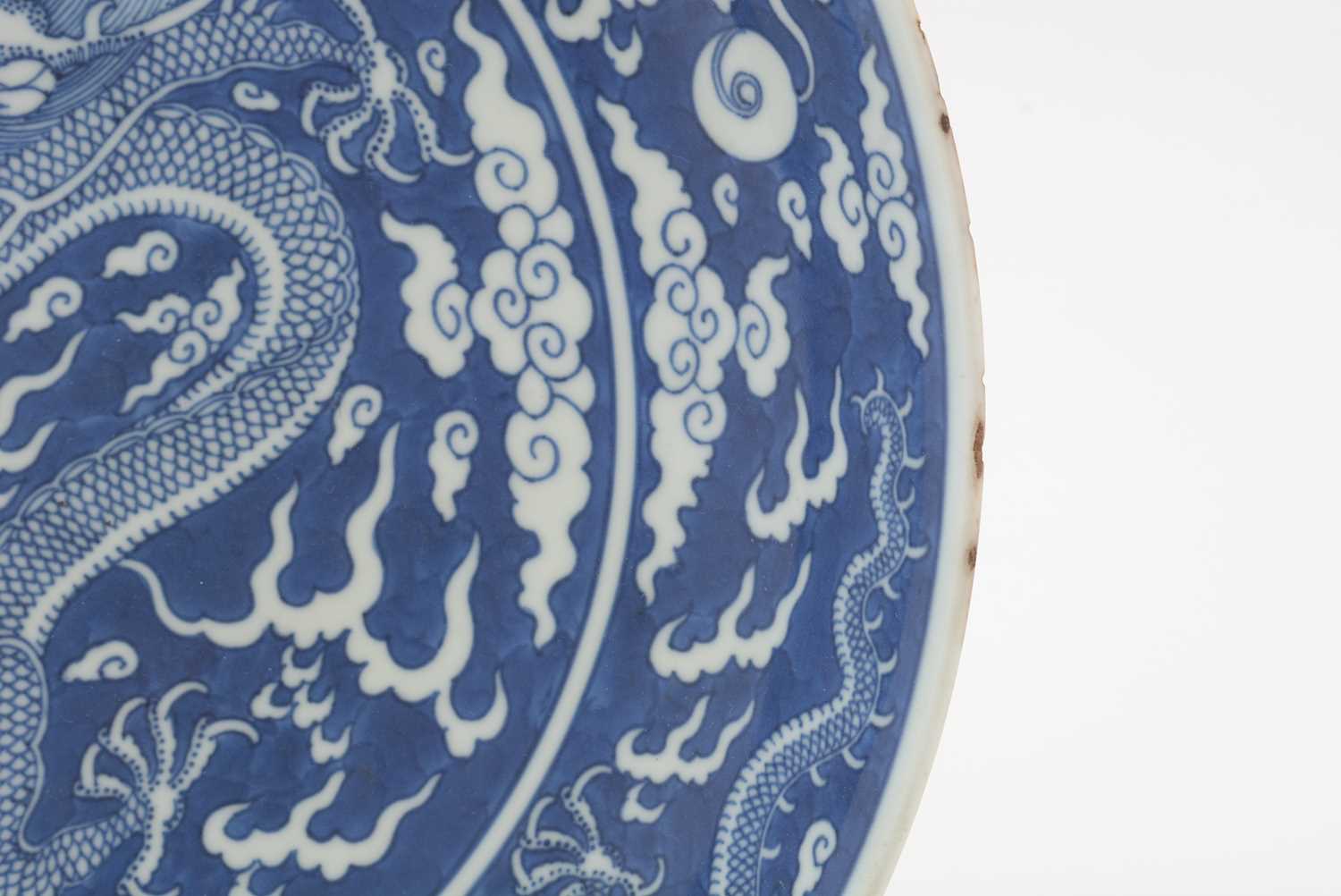 Chinese blue and white dragon dish - Image 4 of 26