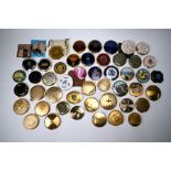 Fifty gilt metal round powder compacts