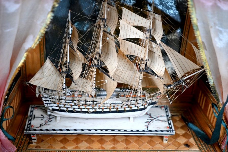 A fine Napoleonic 'Prisoner of War' work bone model warship - Image 5 of 10