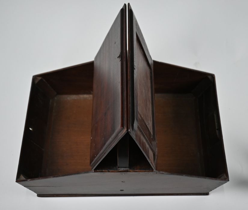 An early 19th century mahogany cutlery box - Image 2 of 3