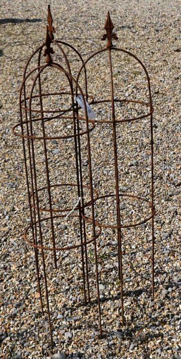 A trio of weathered steel arrow head garden obelisks, 110 cm x 27 cm