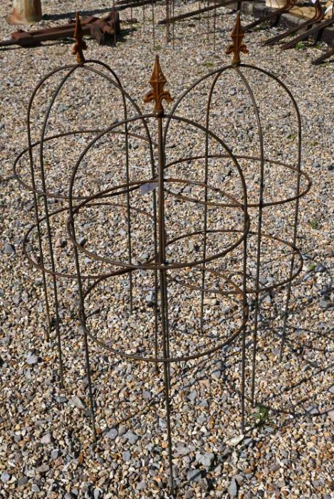 A trio of weathered steel arrow head garden obelisks, 96 cm x 38 cm