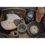 Various studio pottery items (box)