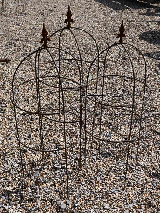 A trio of weathered steel arrow head garden obelisks, 98 cm x 38 cm