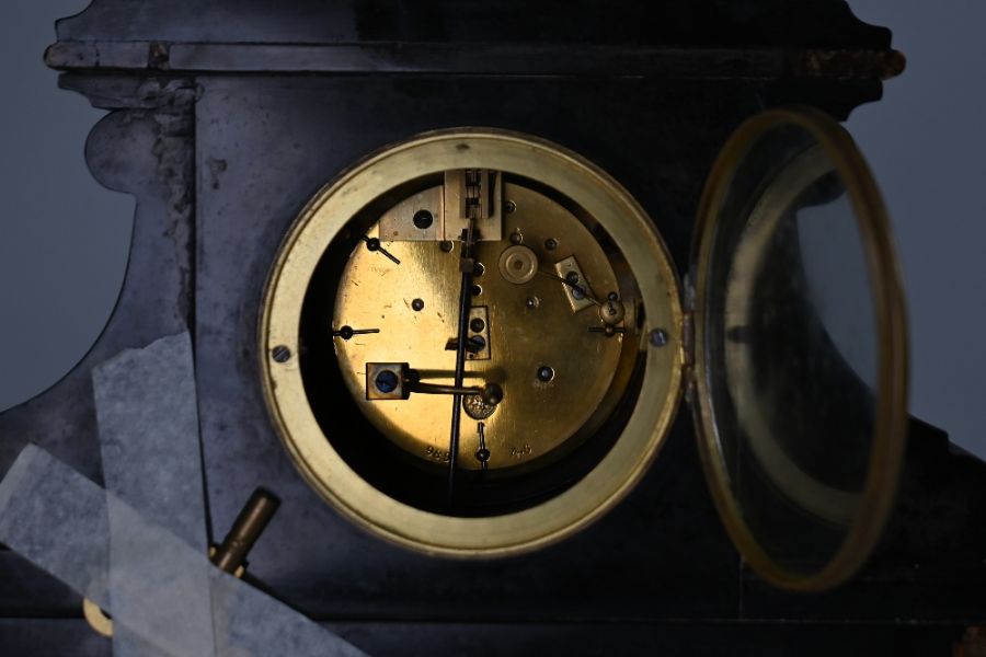 A late Victorian slate/marble mantel clock - Image 3 of 3