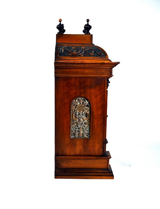 An Edwardian oak cased mantel clock with 8-day two train movement - Image 4 of 4