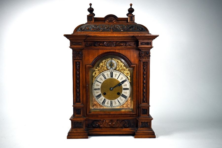 An Edwardian oak cased mantel clock with 8-day two train movement - Image 2 of 4