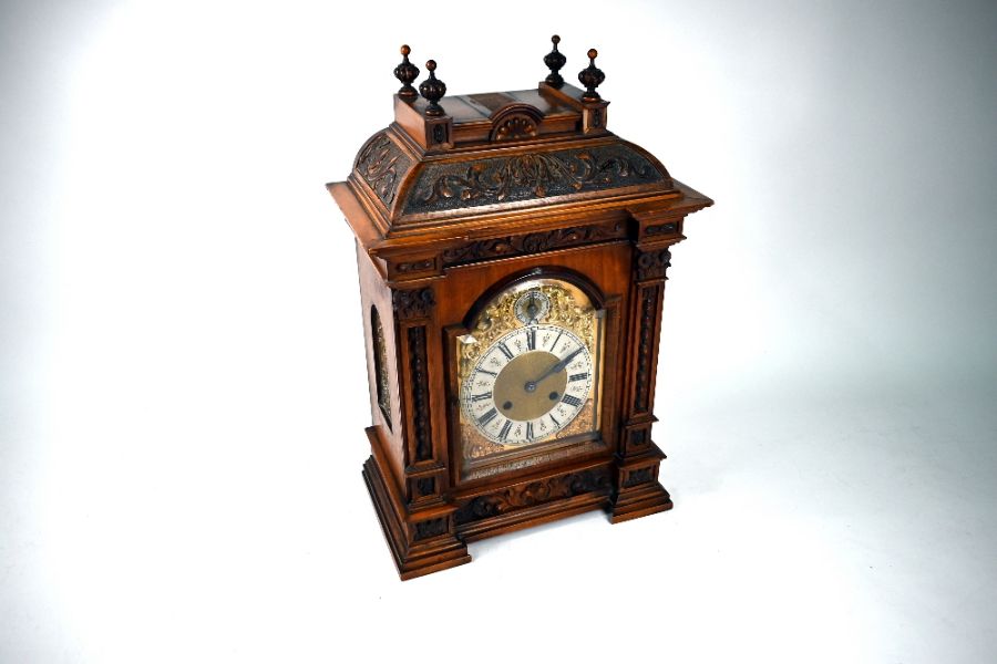 An Edwardian oak cased mantel clock with 8-day two train movement